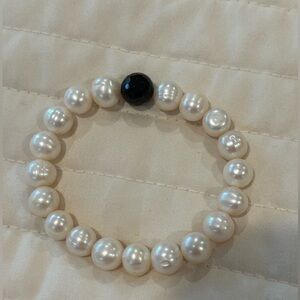 Elegant Pearl and Black Bead stretch Bracelet